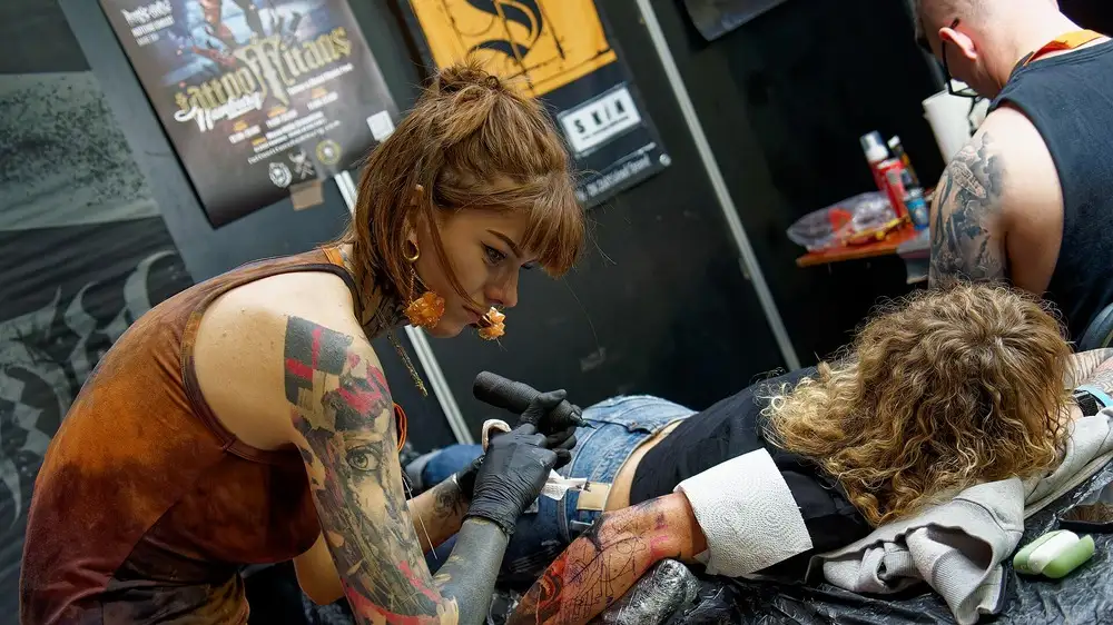 Apă și lumină de vară, situație de evitat pentru un tatuaj nevindecat