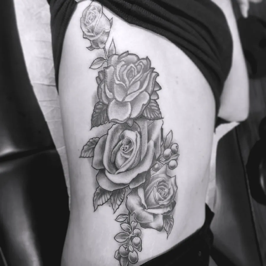 Tatuaj cu trandafiri pe coaste, vindecat